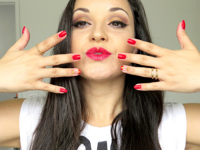unhas decoradas à mão esmalte batom vermelho sexy