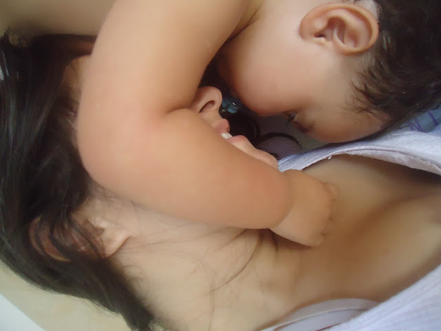 filho de blogueira amamentando